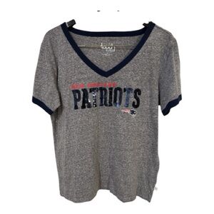 Women's Gray New England Patriots V-Neck Tee. Size Large.